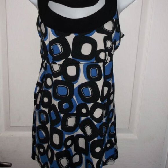 Long Tank Top with Cut Out Large - Picture 2 of 2